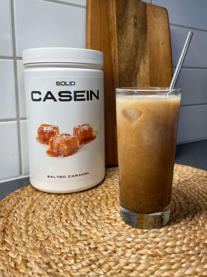 Iskaffe med smag af salt karamel