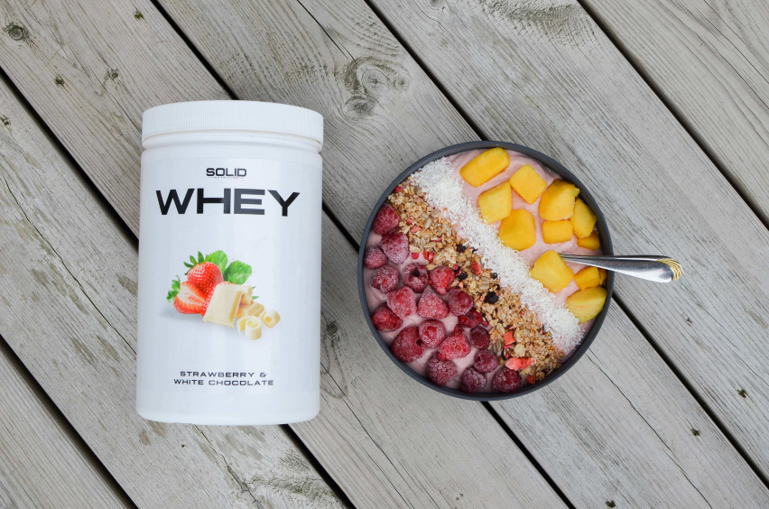 Smoothiebowl med smag af jordbær, mango og hvid chokolade